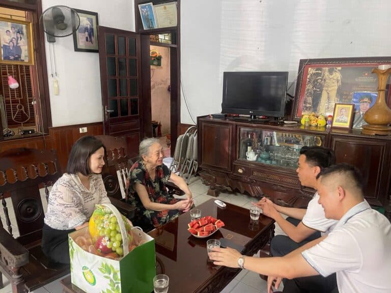 CLB SAO VÀNG ĐẤT VIỆT DÂNG HƯƠNG TẠI ĐỊA CHỈ ĐỎ: NGÃ BA ĐỒNG LỘC THĂM TẶNG QUÀ 02 AHLLVT NHÂN DÂN NGUYỄN THỊ KIM LAI (“O DU KÍCH NHỎ”) VÀ LA THỊ TÁM (“NGƯỜI CON GÁI SÔNG LA”) TẠI HÀ TĨNH